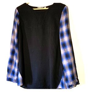 ✨Versona ✨blue 💙plaid sleeved black top